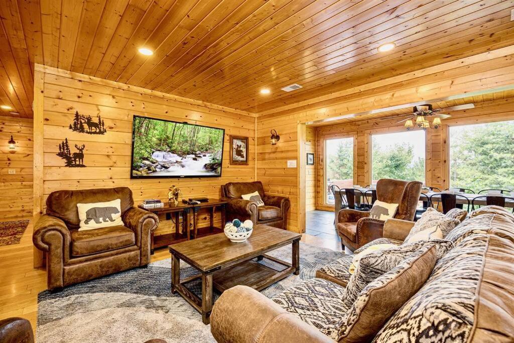 Panorama Mountain View Cabin, Less Than 10 Miles From Gatlinburg And Dollywood, Dog Friendly, 6 Bedrooms Sleeps 17, Fire Pit, Hottub, Washer Dryer, Fully Loaded Kitchen, Gameroom With A Tv, Pool Table, Arcade, Air Hockey, And Foosball Sevierville Exterior foto