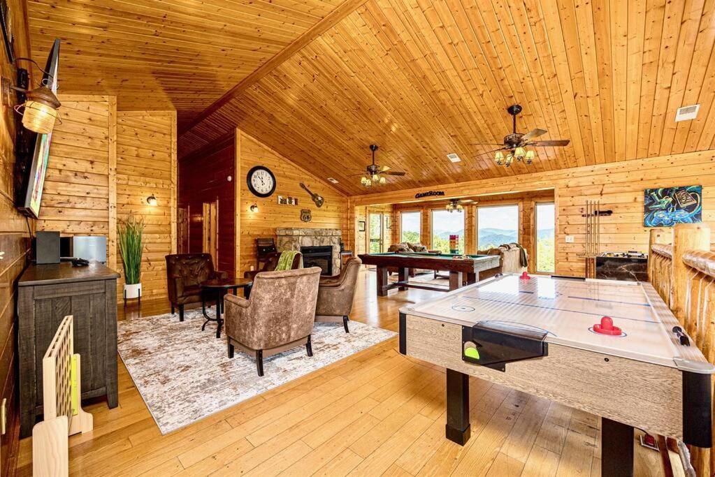 Panorama Mountain View Cabin, Less Than 10 Miles From Gatlinburg And Dollywood, Dog Friendly, 6 Bedrooms Sleeps 17, Fire Pit, Hottub, Washer Dryer, Fully Loaded Kitchen, Gameroom With A Tv, Pool Table, Arcade, Air Hockey, And Foosball Sevierville Exterior foto