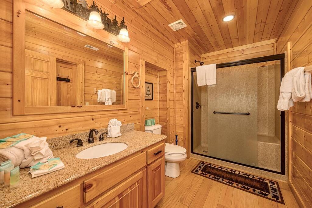 Panorama Mountain View Cabin, Less Than 10 Miles From Gatlinburg And Dollywood, Dog Friendly, 6 Bedrooms Sleeps 17, Fire Pit, Hottub, Washer Dryer, Fully Loaded Kitchen, Gameroom With A Tv, Pool Table, Arcade, Air Hockey, And Foosball Sevierville Exterior foto