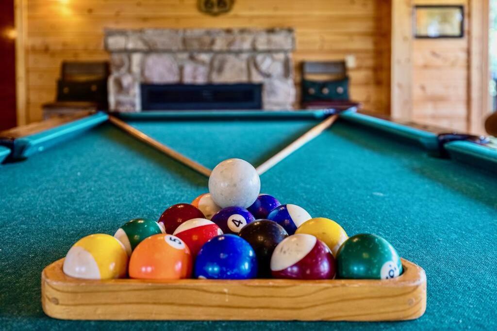 Panorama Mountain View Cabin, Less Than 10 Miles From Gatlinburg And Dollywood, Dog Friendly, 6 Bedrooms Sleeps 17, Fire Pit, Hottub, Washer Dryer, Fully Loaded Kitchen, Gameroom With A Tv, Pool Table, Arcade, Air Hockey, And Foosball Sevierville Exterior foto