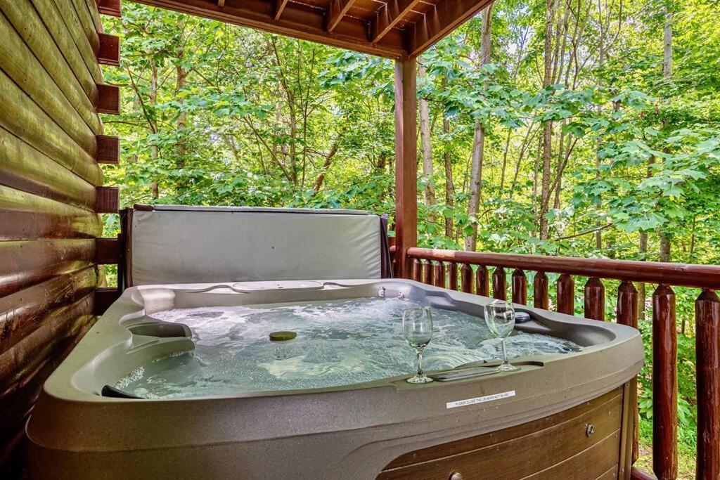 Panorama Mountain View Cabin, Less Than 10 Miles From Gatlinburg And Dollywood, Dog Friendly, 6 Bedrooms Sleeps 17, Fire Pit, Hottub, Washer Dryer, Fully Loaded Kitchen, Gameroom With A Tv, Pool Table, Arcade, Air Hockey, And Foosball Sevierville Exterior foto