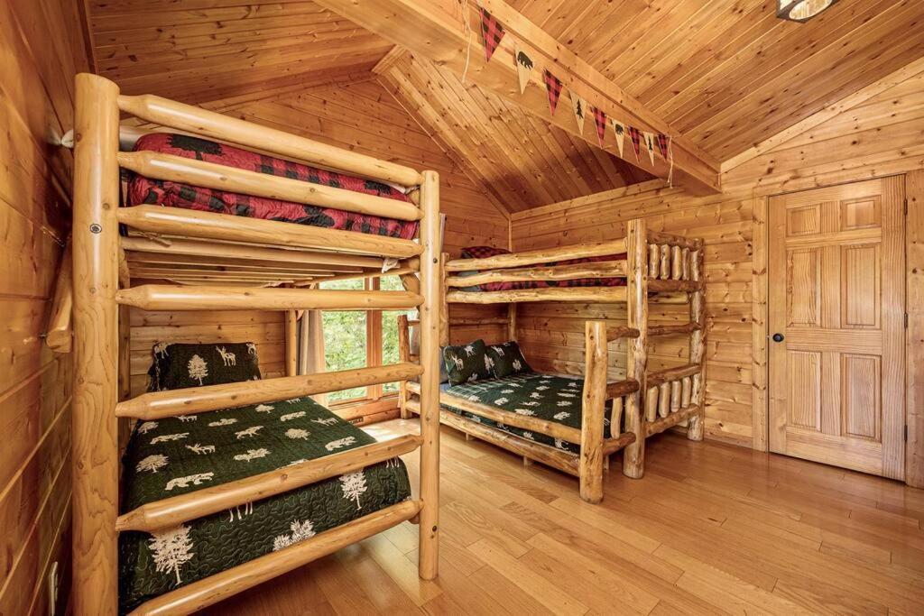 Panorama Mountain View Cabin, Less Than 10 Miles From Gatlinburg And Dollywood, Dog Friendly, 6 Bedrooms Sleeps 17, Fire Pit, Hottub, Washer Dryer, Fully Loaded Kitchen, Gameroom With A Tv, Pool Table, Arcade, Air Hockey, And Foosball Sevierville Exterior foto