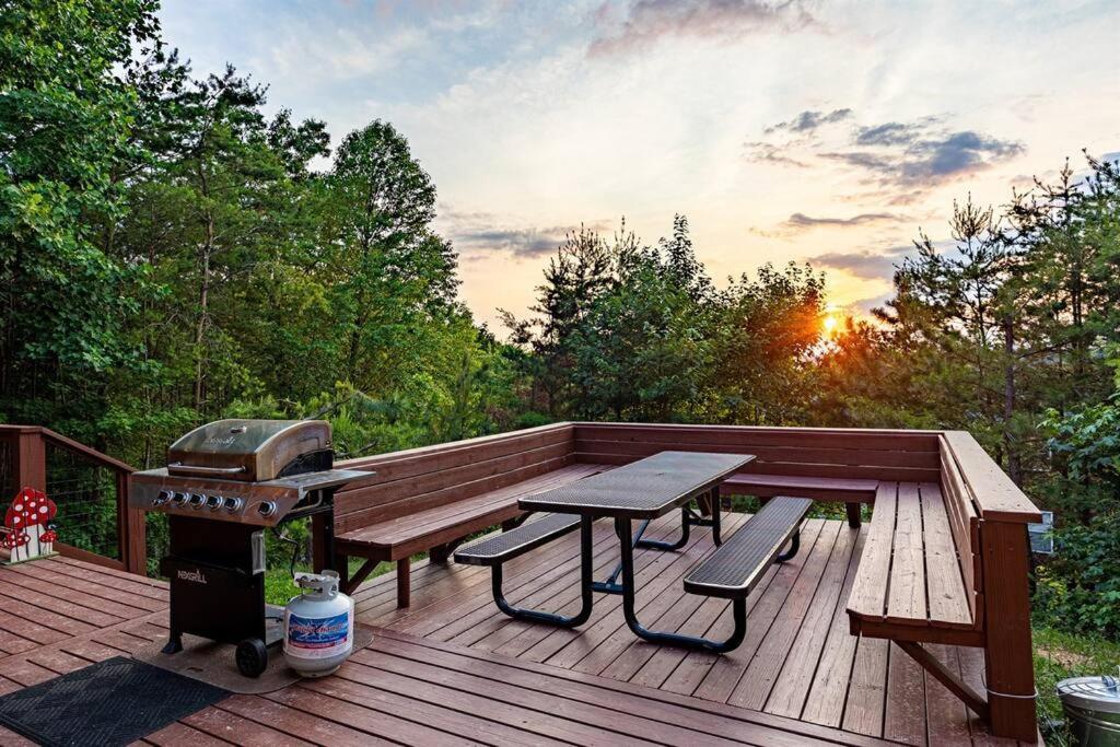 Panorama Mountain View Cabin, Less Than 10 Miles From Gatlinburg And Dollywood, Dog Friendly, 6 Bedrooms Sleeps 17, Fire Pit, Hottub, Washer Dryer, Fully Loaded Kitchen, Gameroom With A Tv, Pool Table, Arcade, Air Hockey, And Foosball Sevierville Exterior foto