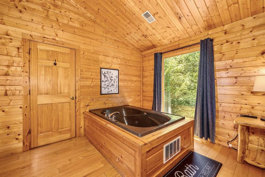 Panorama Mountain View Cabin, Less Than 10 Miles From Gatlinburg And Dollywood, Dog Friendly, 6 Bedrooms Sleeps 17, Fire Pit, Hottub, Washer Dryer, Fully Loaded Kitchen, Gameroom With A Tv, Pool Table, Arcade, Air Hockey, And Foosball Sevierville Exterior foto